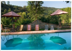  Piscine avec chaises longues 