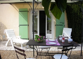 salle à manger lumineuse et cuisine de décoration élegante