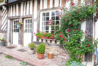 entrée du gîte décorée de fleurs