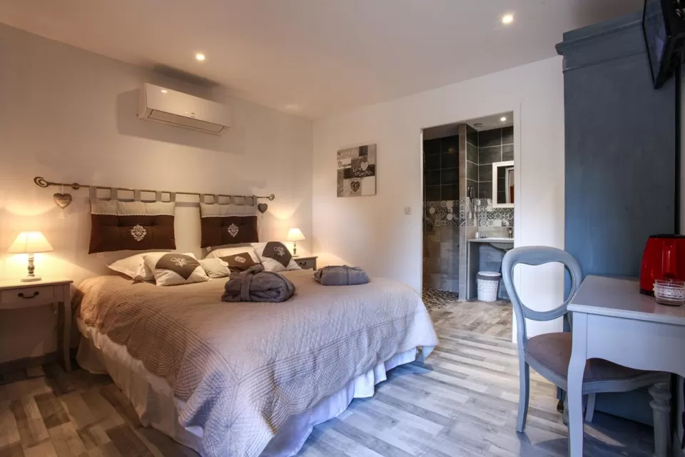 Chambre triple avec salle debain