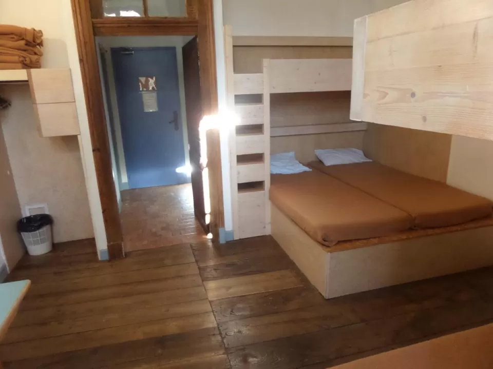 Lit simple en dortoir