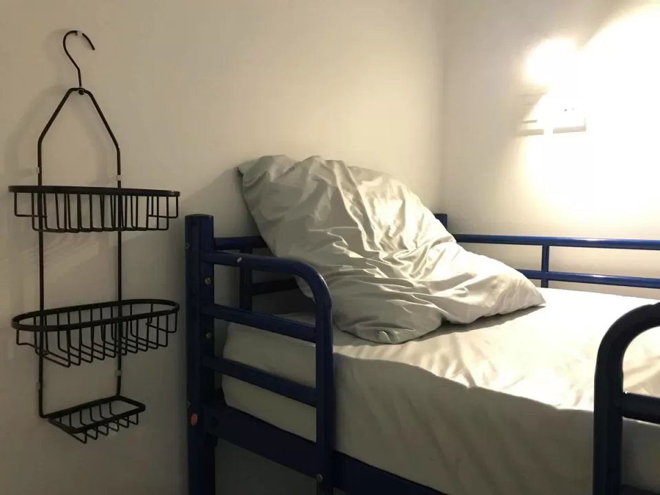 Dortoir mixte de deux lits