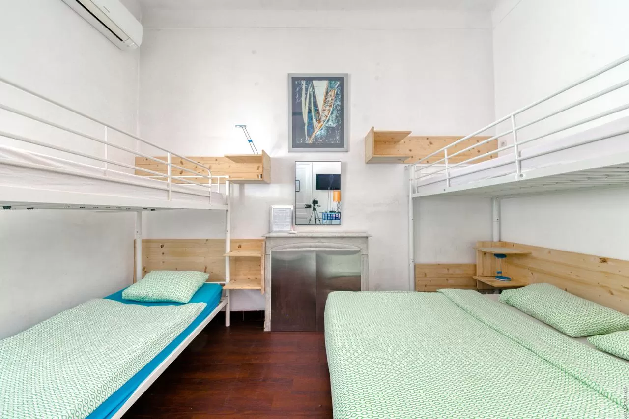 Lit dans Dortoir pour Femmes de 6 Lits