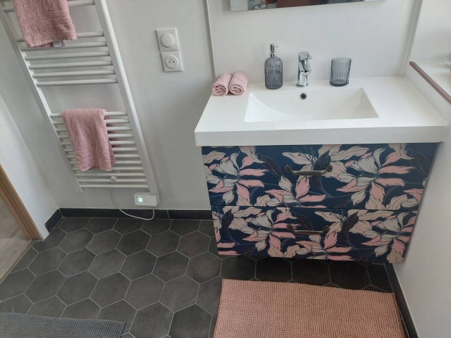 Salle de bain avec lavabo