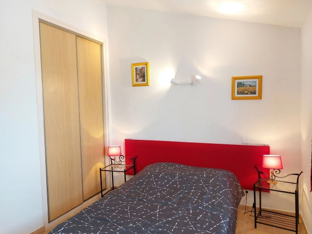 Chambre avec lit grande