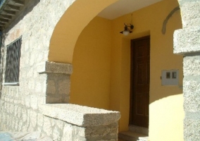  Entrée de la maison avec façade en pierre et jaune 