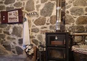  Cuisine salle à manger de la maison avec table au centre 