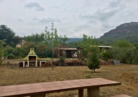  Cuisine avec un table au centre et fauteuils 