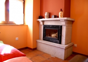  Cuisine et salle à manger avec table, cheminée, fenêtre, télévision, chaises et canapé 