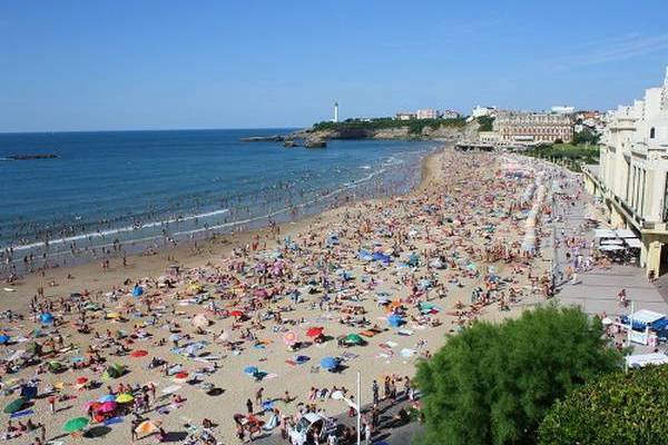 À QUELLE DISTANCE SE TROUVE LA PLAGE ?